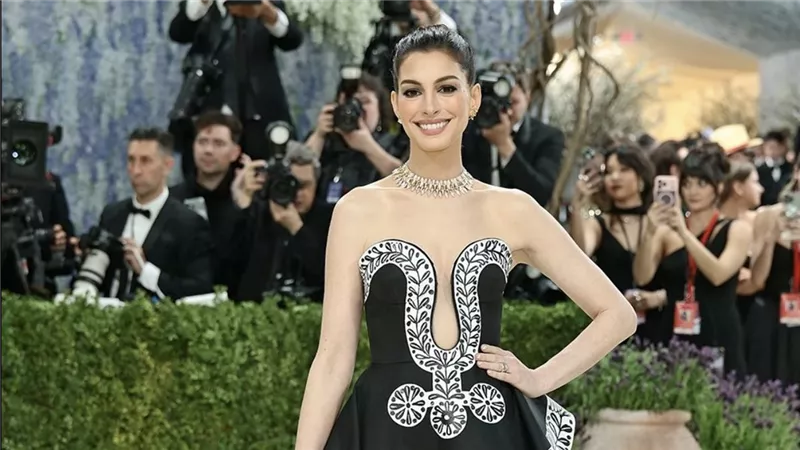 آن هاثاواي تجسد أناقة الأميرات بفستان يجمع بين الفخامة والبساطة في met Gala 