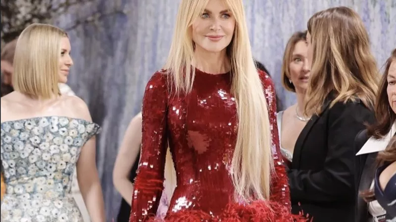 نيكول كيدمان تتألق بالأحمر المتوهج بتوقيع Chanel في Met Gala