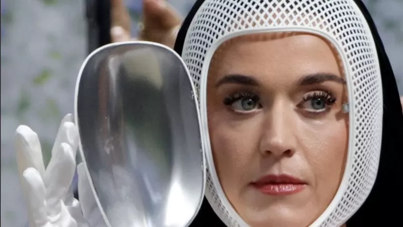     الريش والأقنعة.. تفاصيل صنعت واحدة من أغرب إطلالات Met Gala
