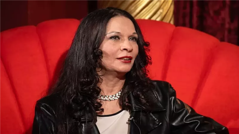 فيفي عبده ولوسي وعلا رشدي.. نجوم الفن يقدمون واجب العزاء في الفنانة الراحلة سهير زكي