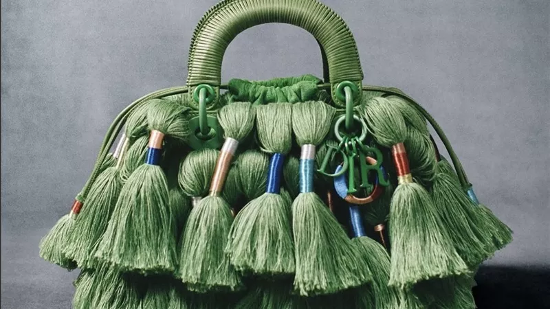 ديور تحوّل الحِرفية إلى فن.. حقيبة Lady Dior بإبداع Sheila Hicks تخطف الأنظار