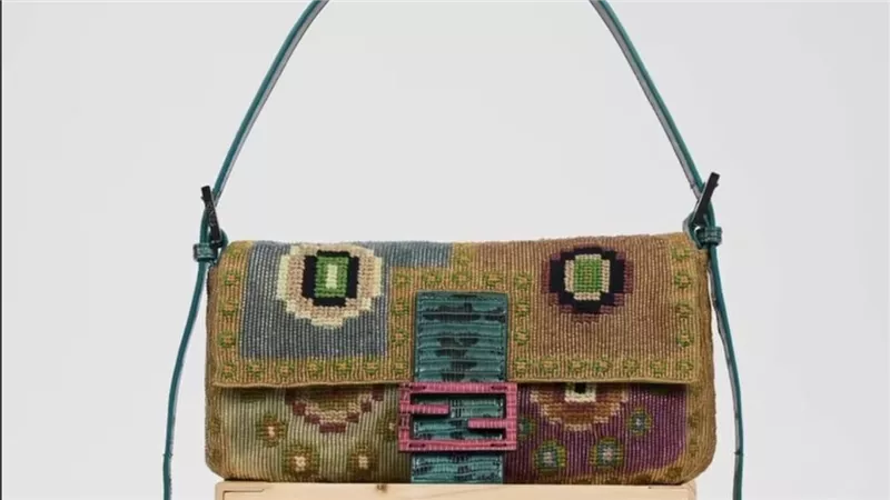 لمسات أرشيفية فاخرة.. Fendi تعيد إحياء حقيبة Baguette بتطريز يدوي مبهر
