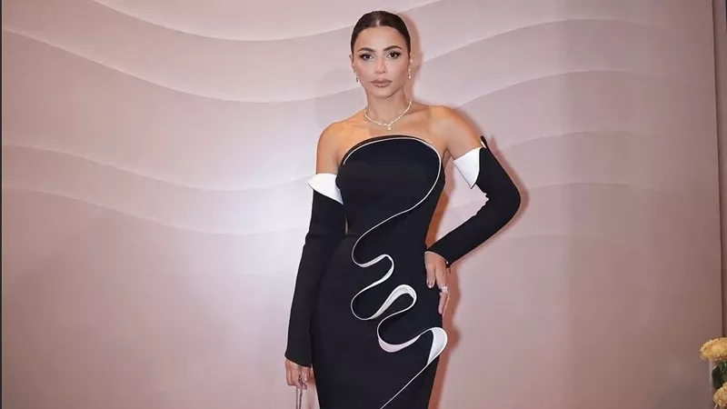     الأسود والأبيض عنوان الفخامة.. مهيرة عبدالعزيز تتألق بفستان منحوت على ضفاف البوسفور