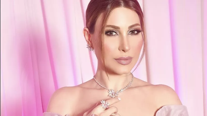     يارا تتألق بفستان وردي فاخر وتخطف الأنظار بإطلالة ملكية ناعمة