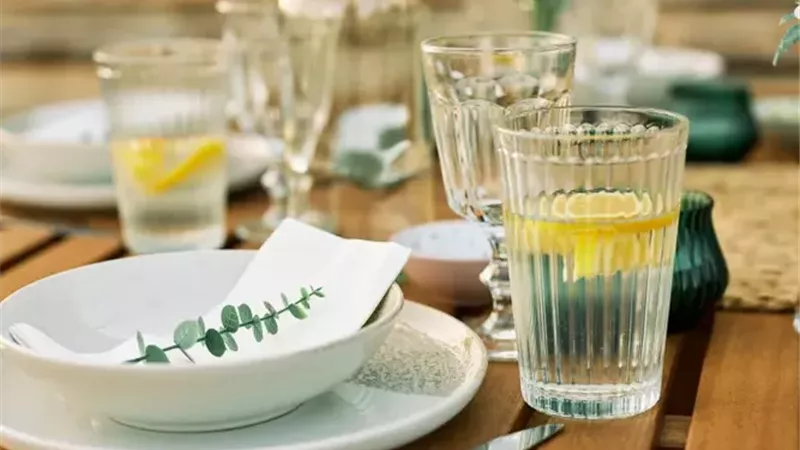 شرب الماء أثناء الوجبات.. يُحسّن الهضم أم يُعيقه؟