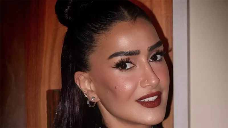     غادة عبد الرازق تخطف الأنظار بإطلالة البولكا دوت الكلاسيكية