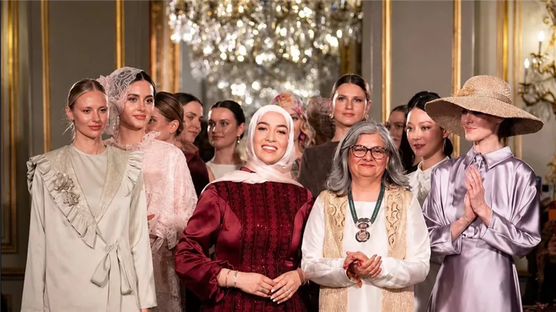 المصممة الأردنية هامة ياسين تتألق عالميًا في Paris Modest Fashion Week