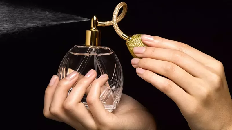 كيفية وضع العطر للحصول على نتائج تدوم طويلاً