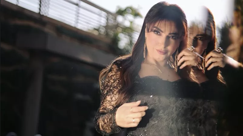     روجينا تتألق بفستان أسود فاخر ولمسات أنثوية جذابة