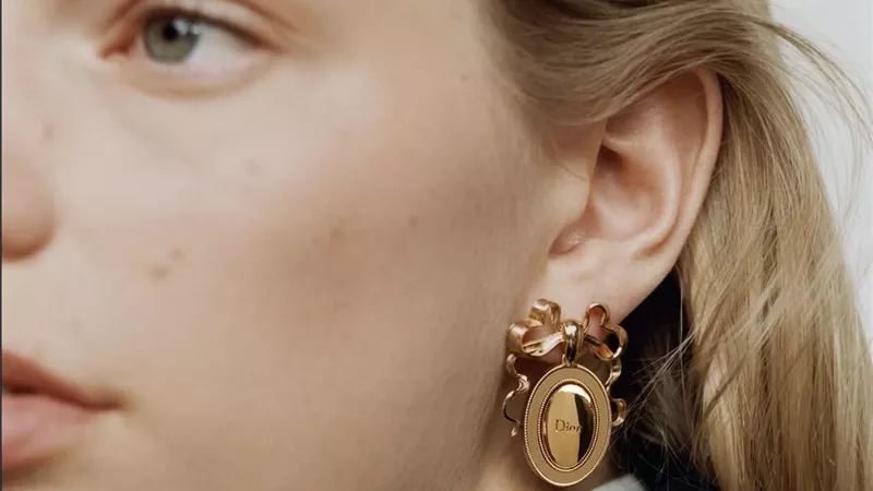 أناقة فرنسية خالدة.. Dior تعيد إحياء المجوهرات الكلاسيكية