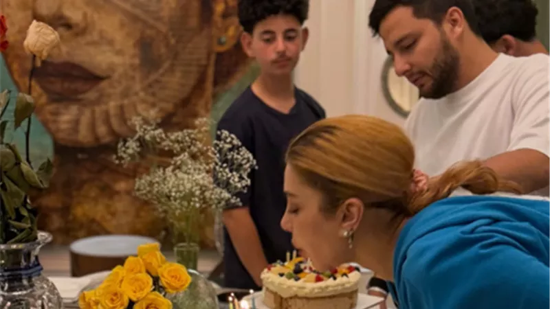 شام وخالد الذهبي يحتفلان بعيد ميلاد والدتهما أصالة في أجواء عائلية 