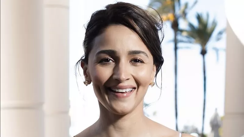 Alia Bhatt تخطف الأنظار بإطلالة حالمة مستوحاة من الطبيعة في كان