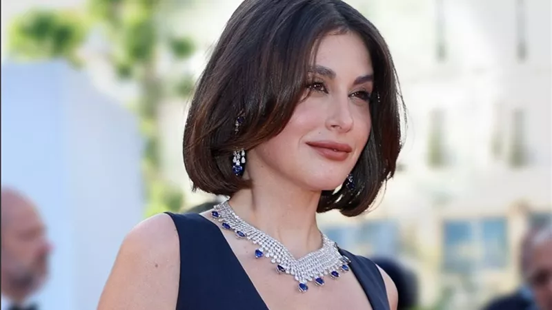 نور عريضة تخطف الأنظار بإطلالة أنيقة ومجوهرات فاخرة في كان