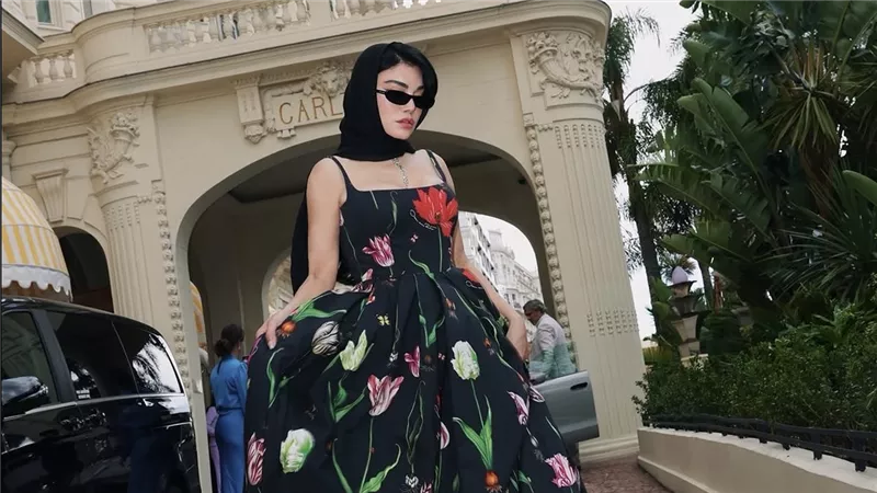     هيفاء وهبي تخطف الأنظار بإطلالة ساحرة تجمع بين الجرأة والرقي بتوقيع oscar de larenta 