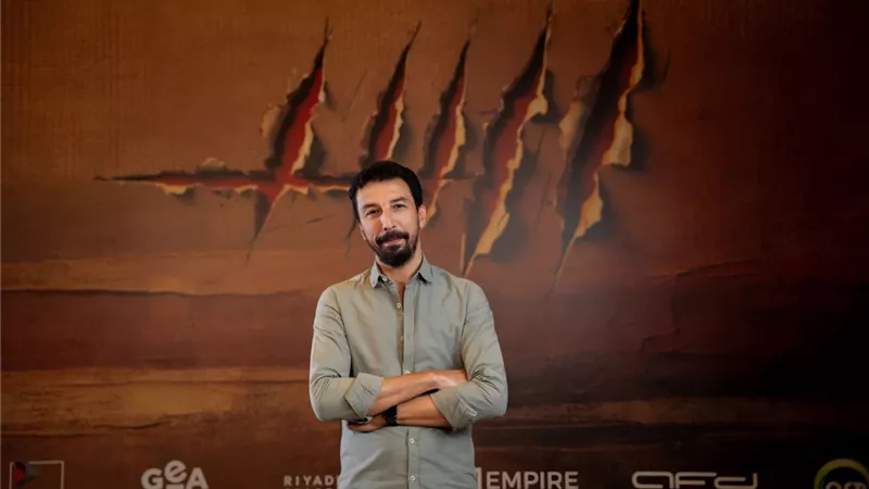 أحمد فايز يكشف أسرار تصميم «سوق النخاسة» في فيلم «أسد»