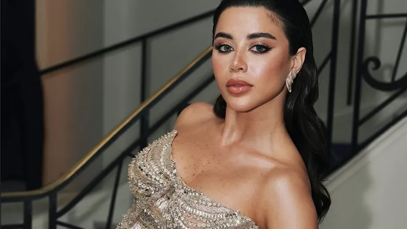     فستان مرصع بالكريستال يمنح يارا السكري إطلالة ملكية في كان 2026