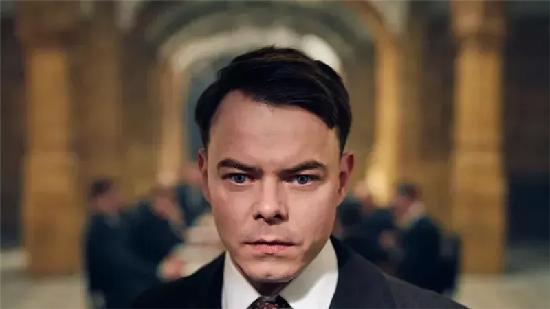 مفاجآت مسلسل Peaky Blinders الجديد| تشارلز شيلبي يكبر وتشارلي هيتون يجسد دور نجل تومي
