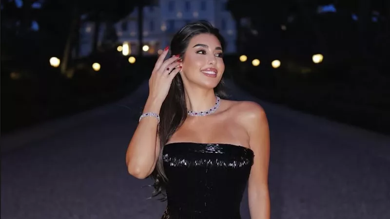     لمسات من الفخامة والرقي.. ياسمين صبري تتألق بمجوهرات شوبارد في كان 