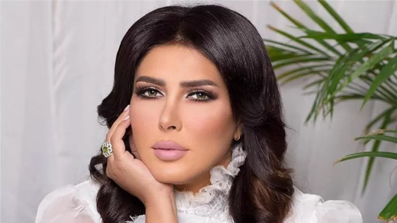 زهرة عرفت تصل قطر لعرض مسرحيتها الجديدة 