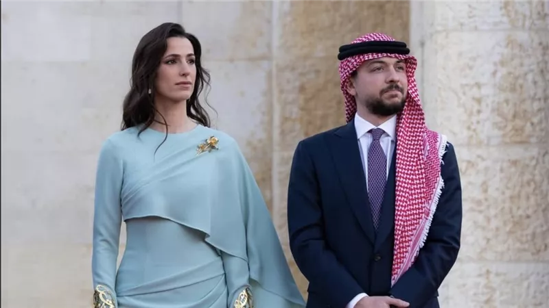     أناقة ملكية بطابع وطني.. رجوة الحسين تخطف الأنظار بإطلالة مستوحاة من الشعر الأردني
