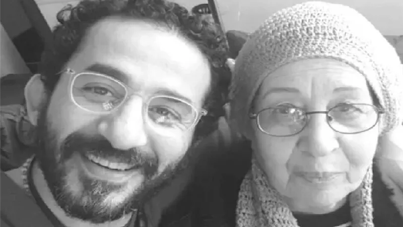أحمد حلمي يودع والدته إلى مثواها الأخير بحضور الأسرة والمقربين
