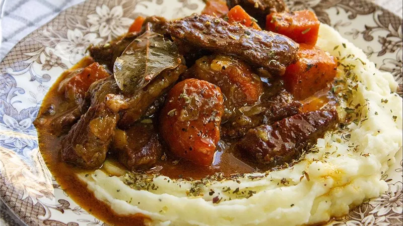 على سفرتك في العيد.. وصفة يخنة اللحم البقري على الطريقة القديمة