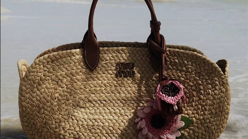 صيف 2026 بنكهة البحر.. حقيبة الرافيا من Miu Miu تتصدر مشهد الإكسسوارات الموسمية