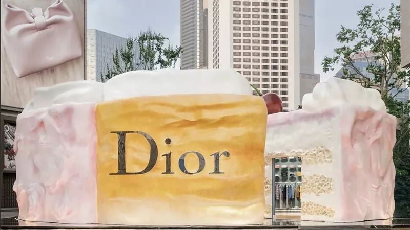 “A Slice of Dior”.. حقائب تتحول إلى قطع فنية بنكهة فاخرة