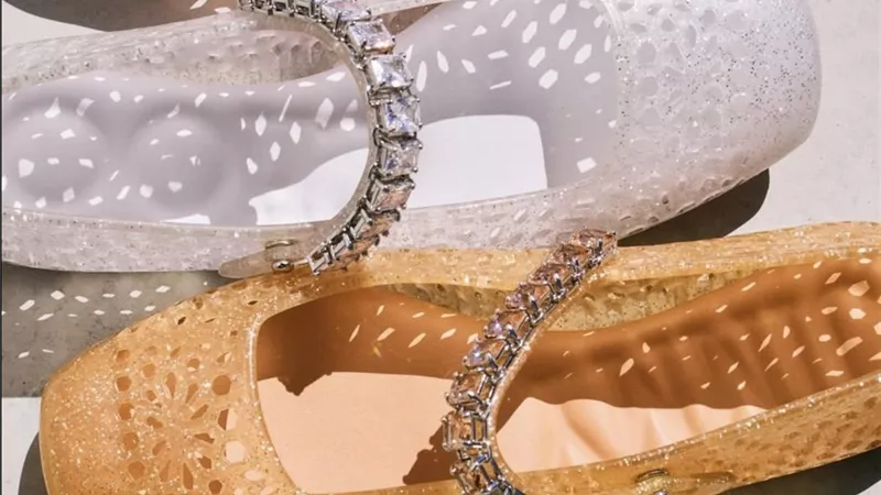 ألوان مثلجة وتفاصيل براقة.. Jimmy Choo تكشف عن أحذية الصيف الأكثر حيوية