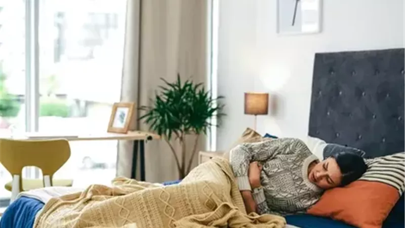 أسباب الشعور بالغثيان عند الاستيقاظ صباحًا وطرق التعامل معه