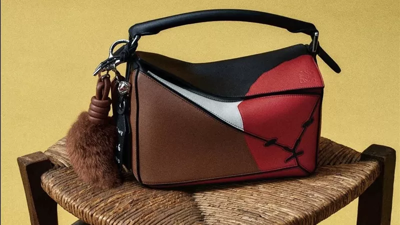 حتفالاً بمرور 180 عاماً.. Loewe تكشف عن مجموعة صيفية استثنائية بتوقيع Kara Walker