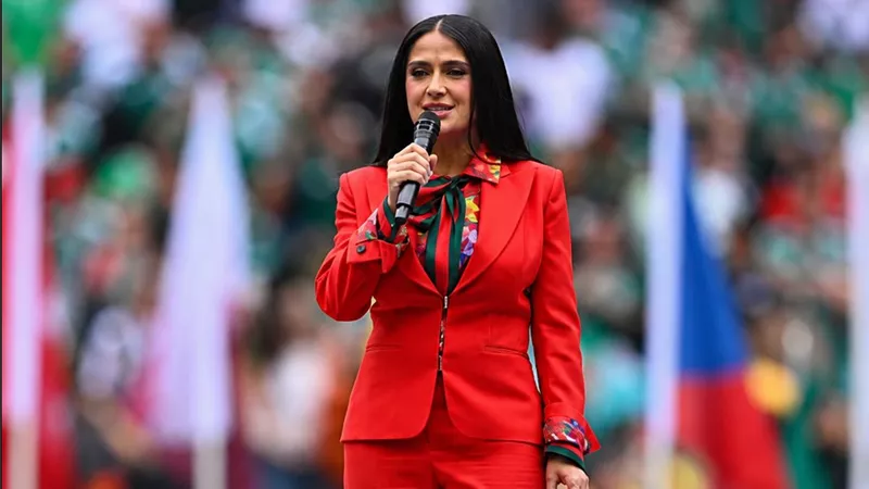     Gucci توقع إطلالة سلمى حايك الاستثنائية في افتتاح كأس العالم 2026