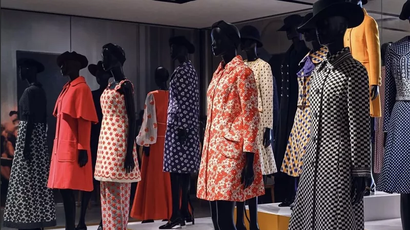 Dior تفتح أبواب الذاكرة.. معرض استثنائي يوثّق رحلة الدار من البدايات إلى اليوم
