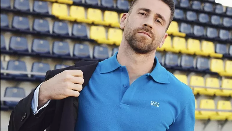 من الملعب إلى عالم الموضة.. LOEWE توقع إطلالات منتخب إسبانيا الرجالي