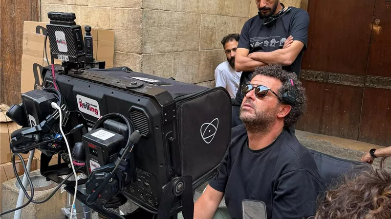 بالصور.. مازن المتجول من كواليس تصوير أغنية أنا ضهرك لبهاء سلطان 
