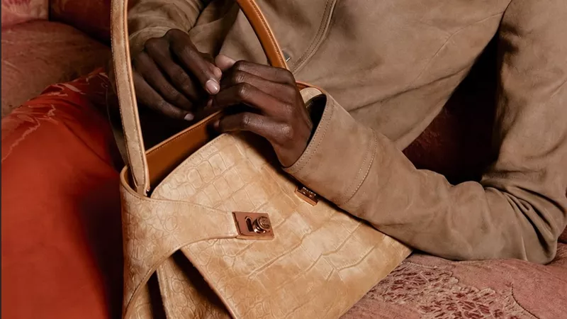 بين الأناقة والعملية.. Ferragamo تعيد ابتكار حقيبة Hug Bag Soft بروح عصرية
