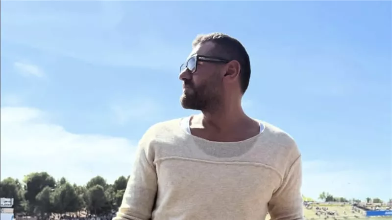 عمرو يوسف يخطف الأنظار في سباقات 