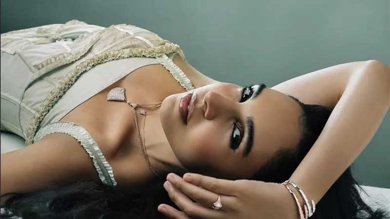     سلمى أبو ضيف تخطف الأنظار بإطلالة أنيقة ضمن تعاون مميز مع بولغري