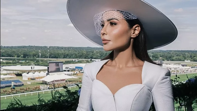     مهيرة عبدالعزيز تتألق بالأبيض الكامل في Royal Ascot 2026 بإطلالة ملكية راقية