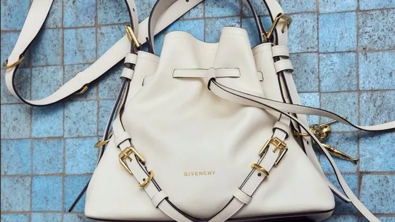 جيفنشي تعيد تعريف الأناقة العملية مع حقيبة Voyou Bucket Bag الجديدة