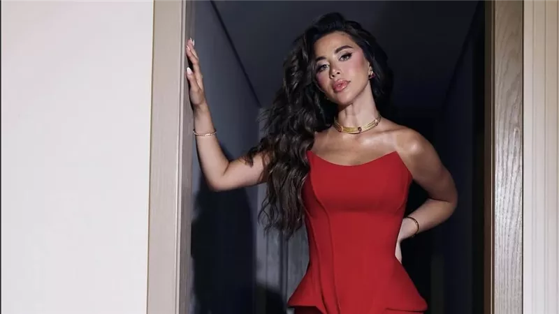     يارا السكري تتألق بالأحمر الناري في أحدث ظهور لها بتوقيع امجد الحموري 