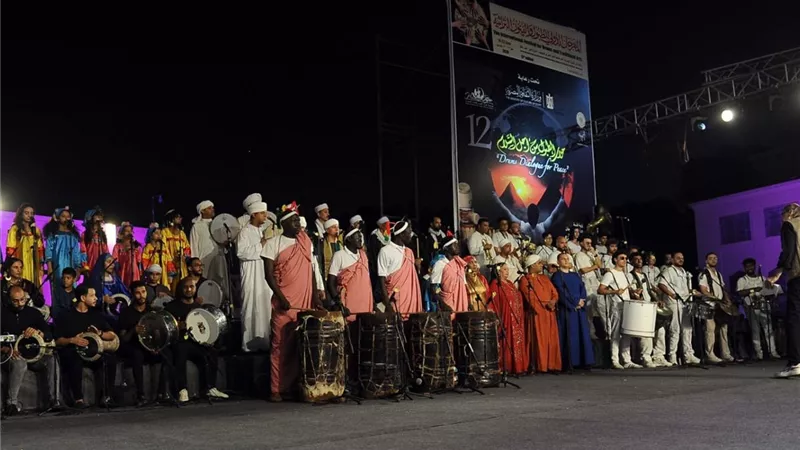 آلاف الجماهير يحتفلون بختام مهرجان الطبول والفنون التراثية في ساحة الأوبرا