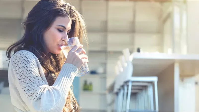 ماذا يحدث لجسمك عندما تشرب الماء البارد أول شيء في الصباح؟