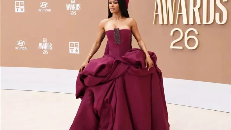 تيانا تايلور تتألق بإطلالة عنّابية لافتة في BET Awards 2026