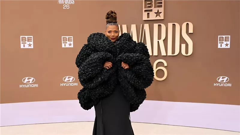 كوين لطيفة تتألق في BET Awards 2026 بفستان أسود بتصميم غير تقليدي