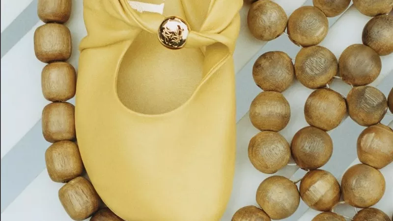 Pebble Soft من Loewe.. تصميم مينيمالي بلمسة ذهبية يخطف الأنظار