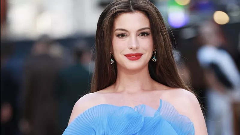 آن هاثاواي بإطلالة سماوية تتصدر العرض العالمي الأول لفيلم The Odyssey بتوقيع ديور