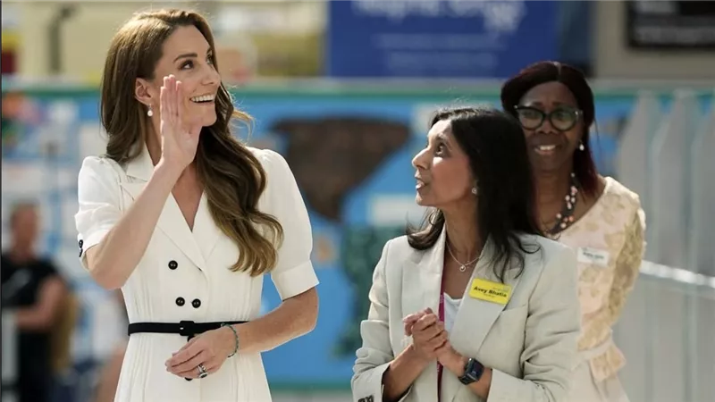 كيت ميدلتون تتألق بتوقيع Suzannah London خلال زيارة رسمية مؤثرة