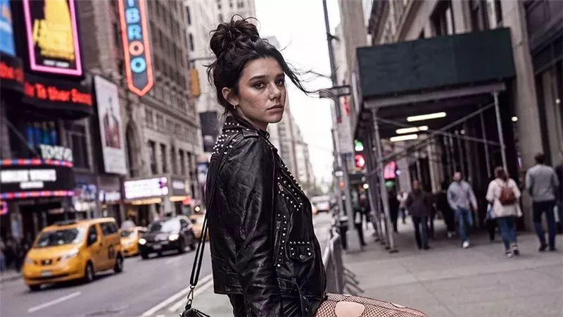 تيلي نوروود تخوض أول بطولة سينمائية بالذكاء الاصطناعي