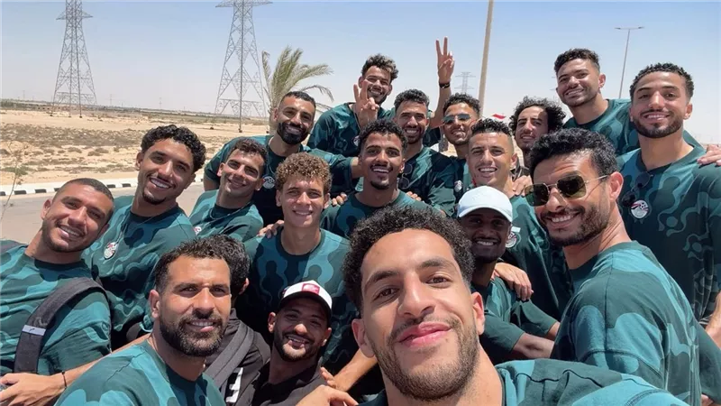من بينهم حسن الرداد وكريم فهمي.. فنانون وإعلاميون يستقبلون أبطال منتخب مصر بمطار العلمين